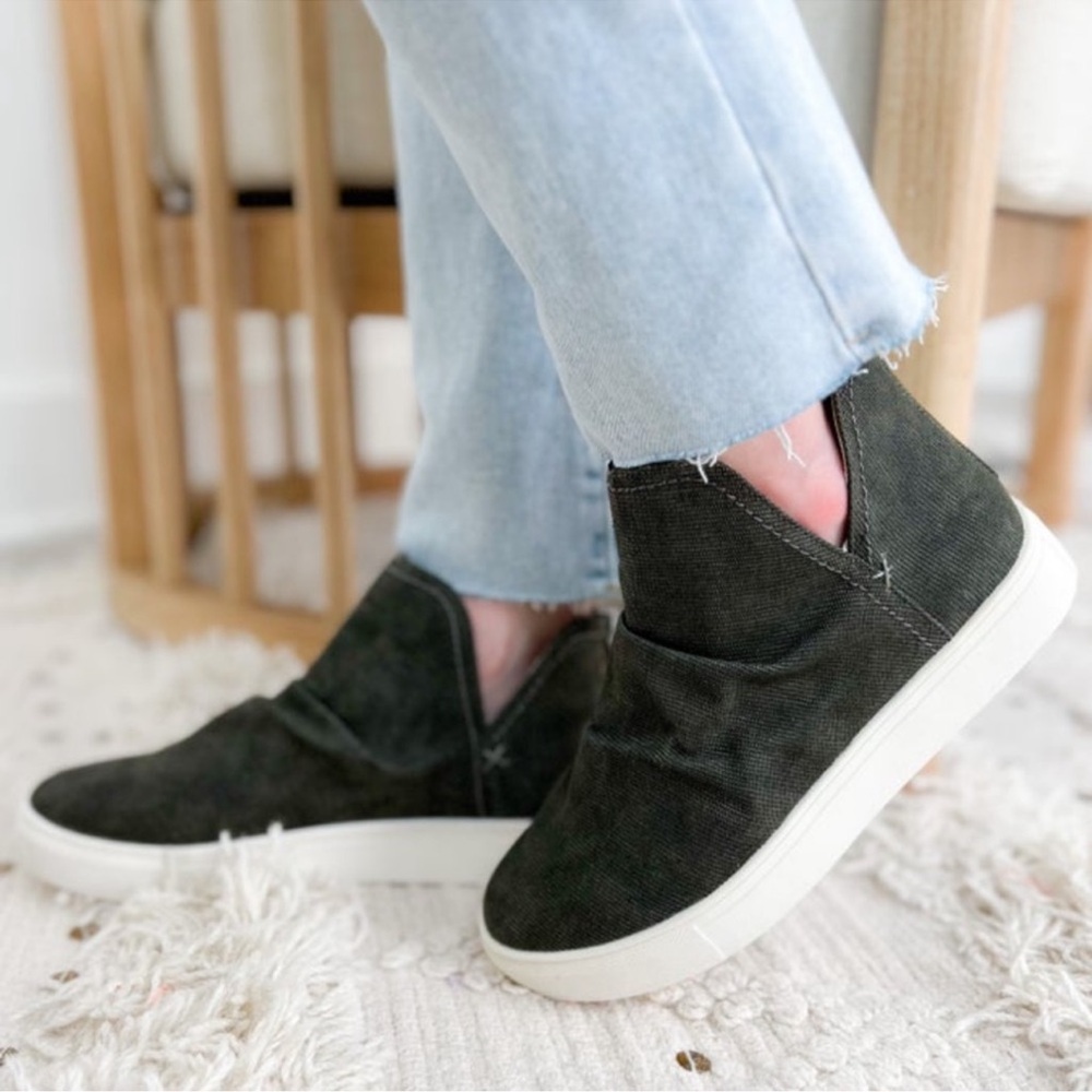 NWT Very G Casual High Top Olive Sneakers size 8